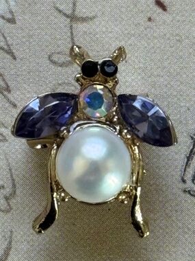 VINTAGE Mini Faux Pearl Iridescent Rhinestone Honeybee Brooch
